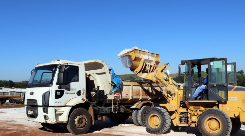 No total, 2.443 toneladas foram transportadas para 134 propriedades