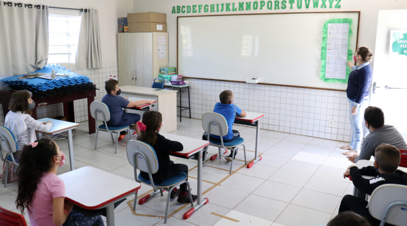 Serão atendidos, no contra turno, alunos do 1º a 5º ano que apresentam maior dificuldade na aprendizagem