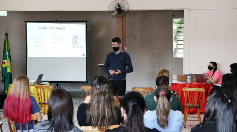 O evento contou com a presença de cerca de 70 pessoas, entre profissionais da educação, entidades e população em geral