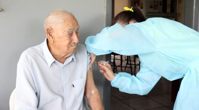 Pioneiro de 103 anos, Pedro Rech, recebe a vacina em sua residência na Linha Pratinha