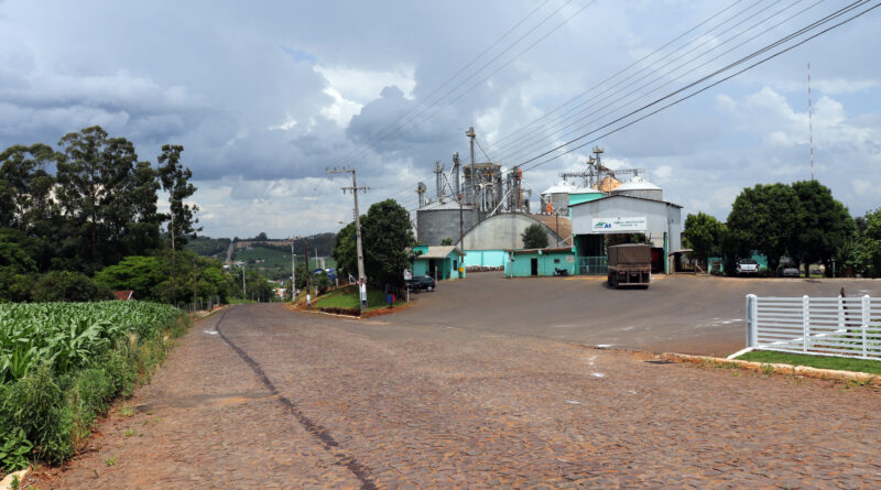 Uma das obras é o asfaltamento da rua Humberto de Campos até a SC 496, que dá acesso aos municípios de Belmonte, Santa Helena e Tunápolis