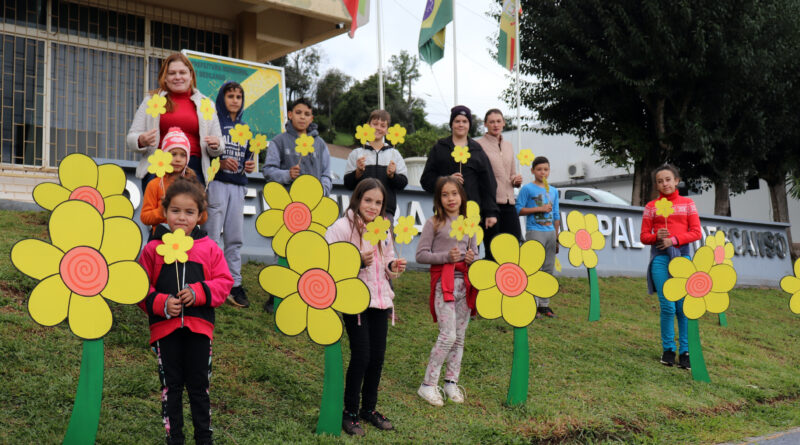 Uma das atividades foi a confecção de flores amarelas pelas crianças e adolescentes que frequentam o (SCFV)