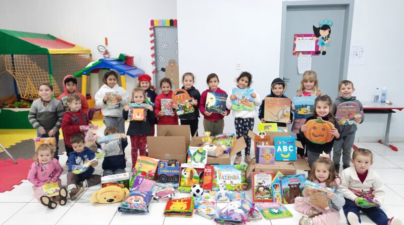 Os livros já estão sendo distribuídos para as escolas de acordo com a faixa etária dos alunos