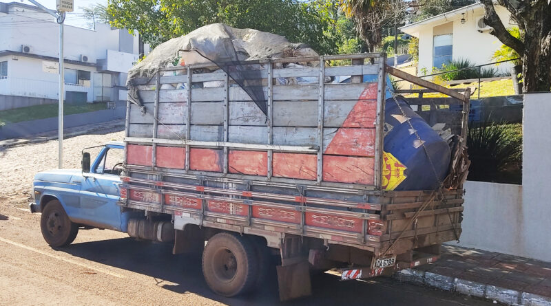 Foram coletadas dez cargas, totalizando aproximadamente 200m³ de materiais recicláveis