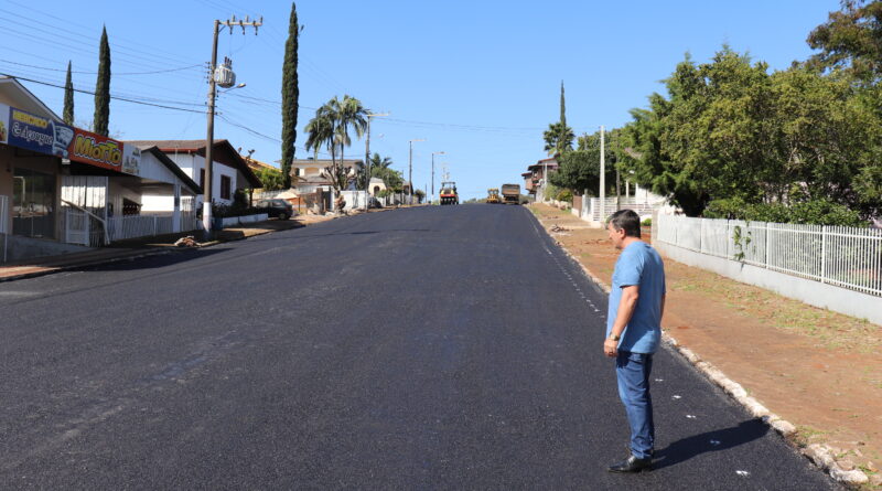 O prefeito Sadi Bonamigo acompanhou a obra nesta segunda-feira