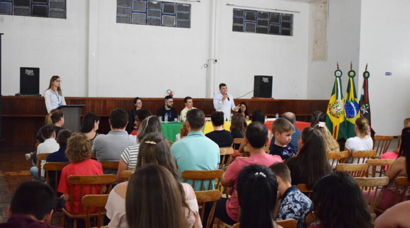 O evento contou com a presença de autoridades, alunos, pais e familiares