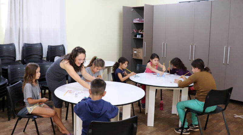 Uma horta e quatro oficinas estão sendo desenvolvida com as crianças e adolescentes que frequentam o Serviço