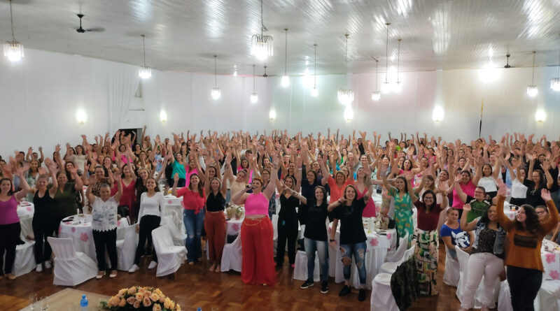 O evento foi realizado no Clube SAD e contou com a presença de aproximadamente 300 mulheres