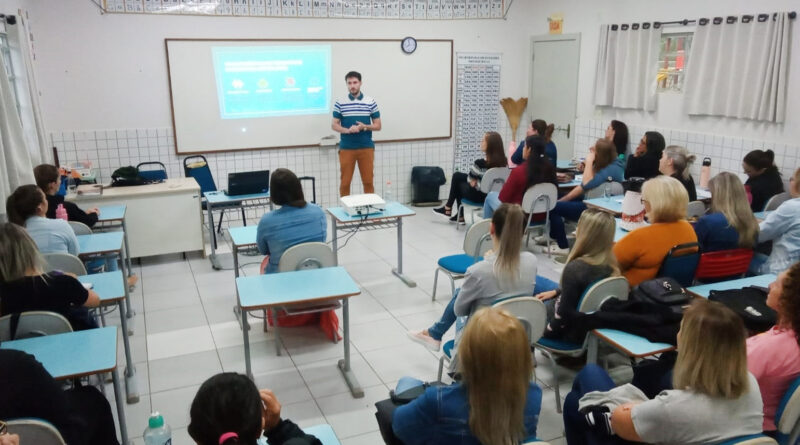 A formação foi destinada às profissionais assistentes educacionais e auxiliares de ensino