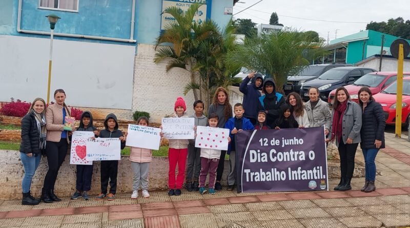 Crianças e adolescentes distribuíram cartilhas de conscientização no centro da cidade e no Distrito de Itajubá